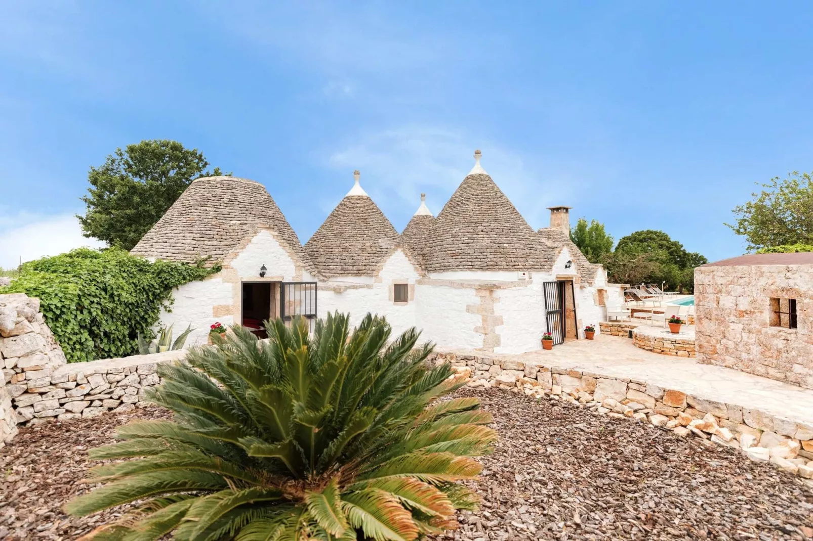 Magnificent Stefano's Trulli in Locorotondo-Buitenkant zomer