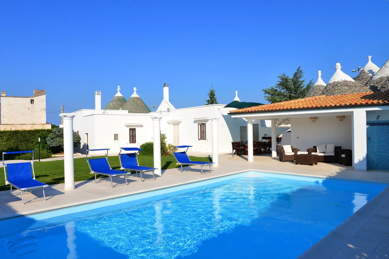 Villa Giovanna Trullo in Ostuni-Buitenkant zomer