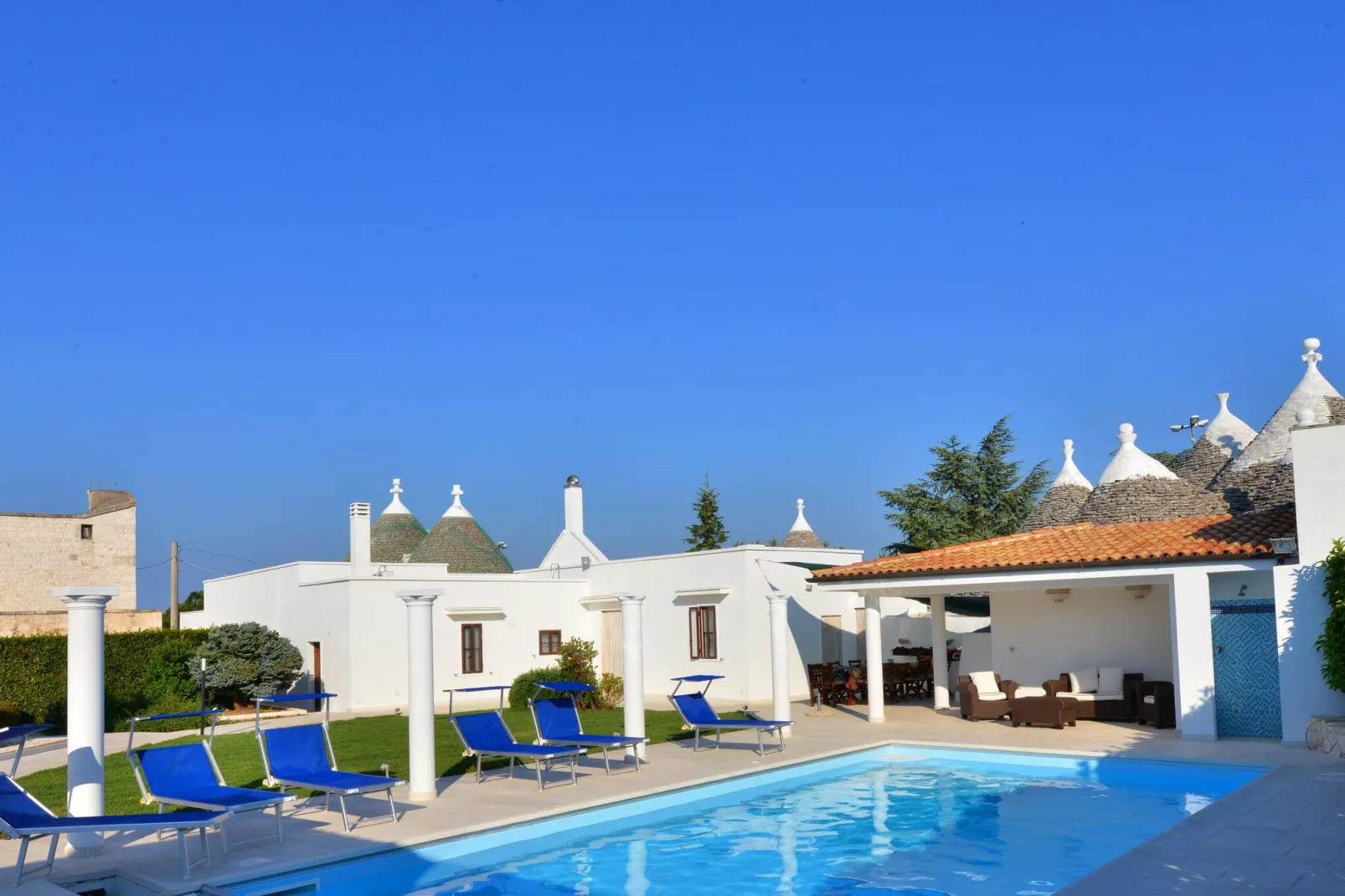 Villa Giovanna Trullo in Ostuni-Buitenkant zomer