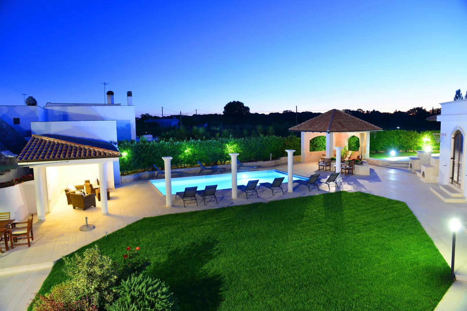 Villa Giovanna Trullo in Ostuni-Tuinen zomer