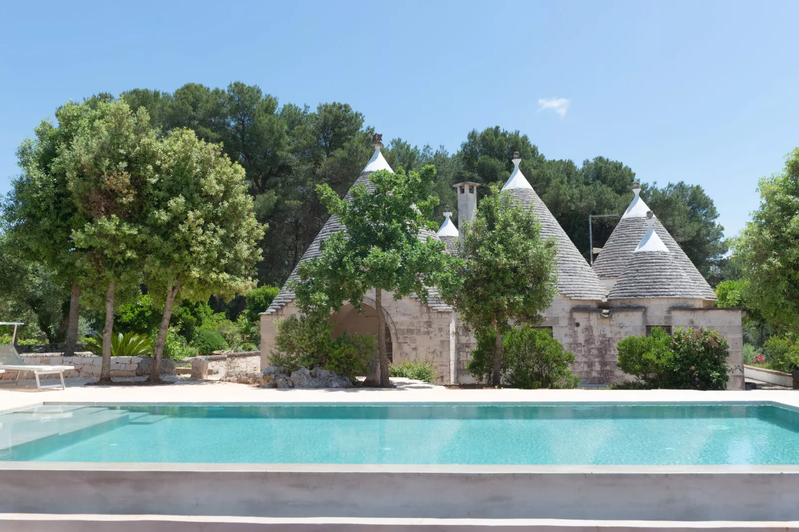 Trulli Tre Corbezzoli - Ostuni-Buitenkant zomer