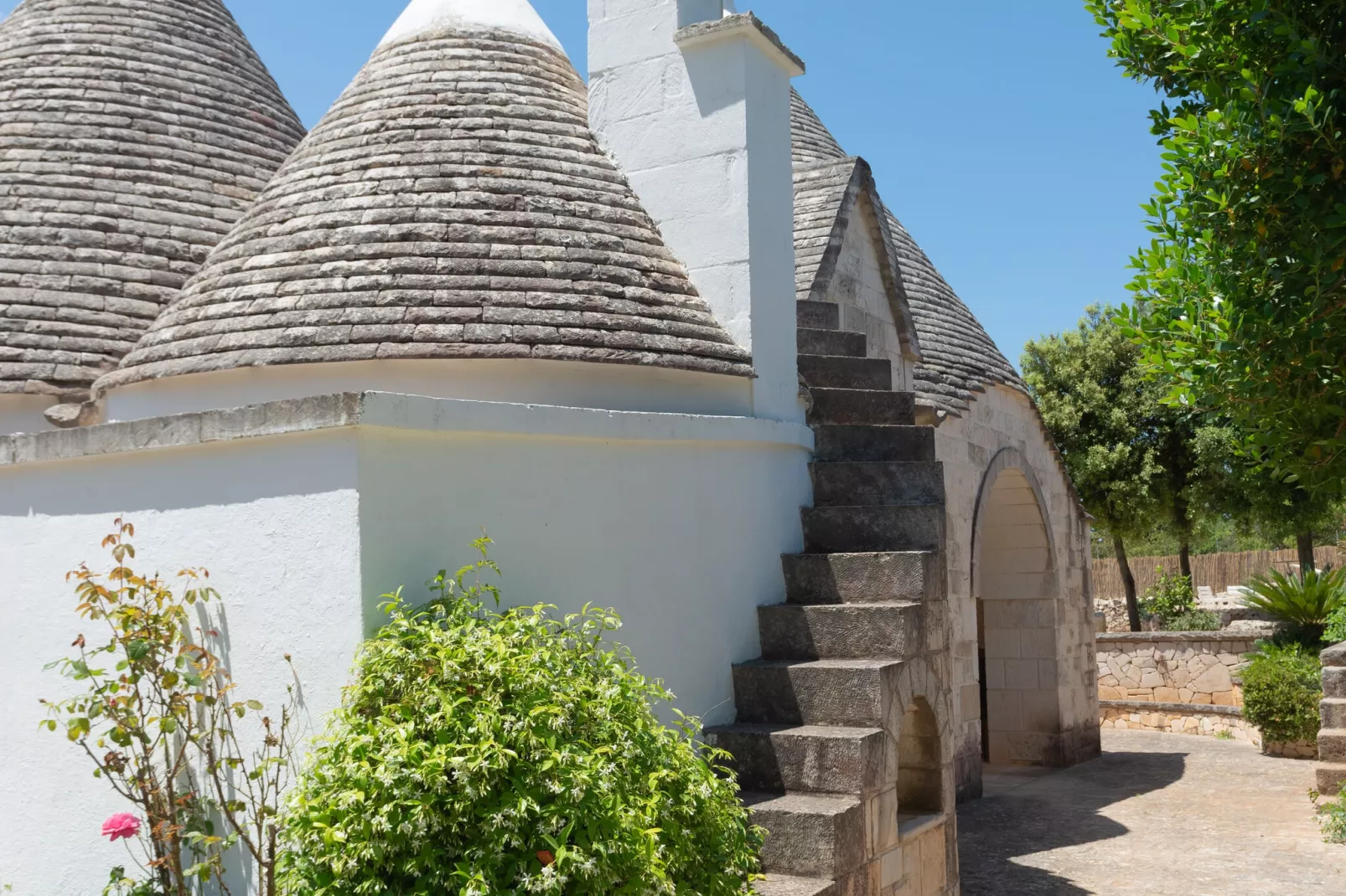 Trulli tre corbezzoli - Ostuni-Buitenkant zomer