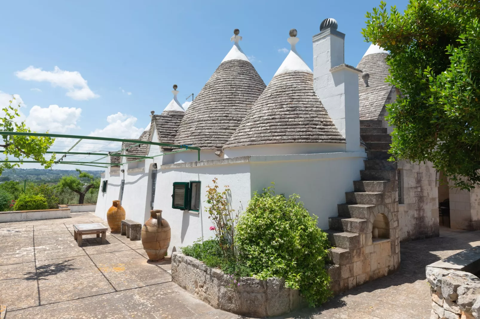 Trulli tre corbezzoli - Ostuni-Buitenkant zomer