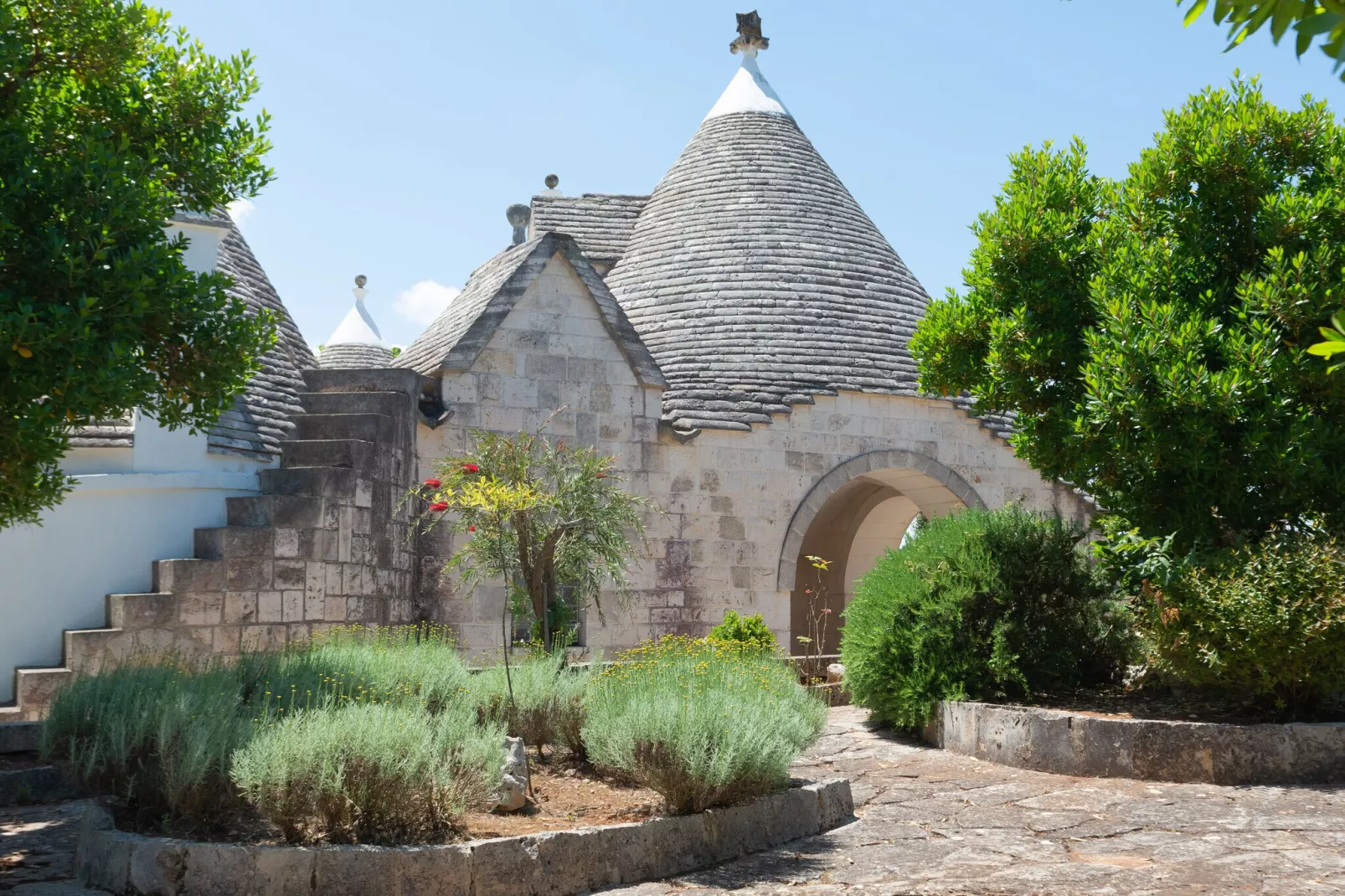 Trulli tre corbezzoli - Ostuni-Buitenkant zomer