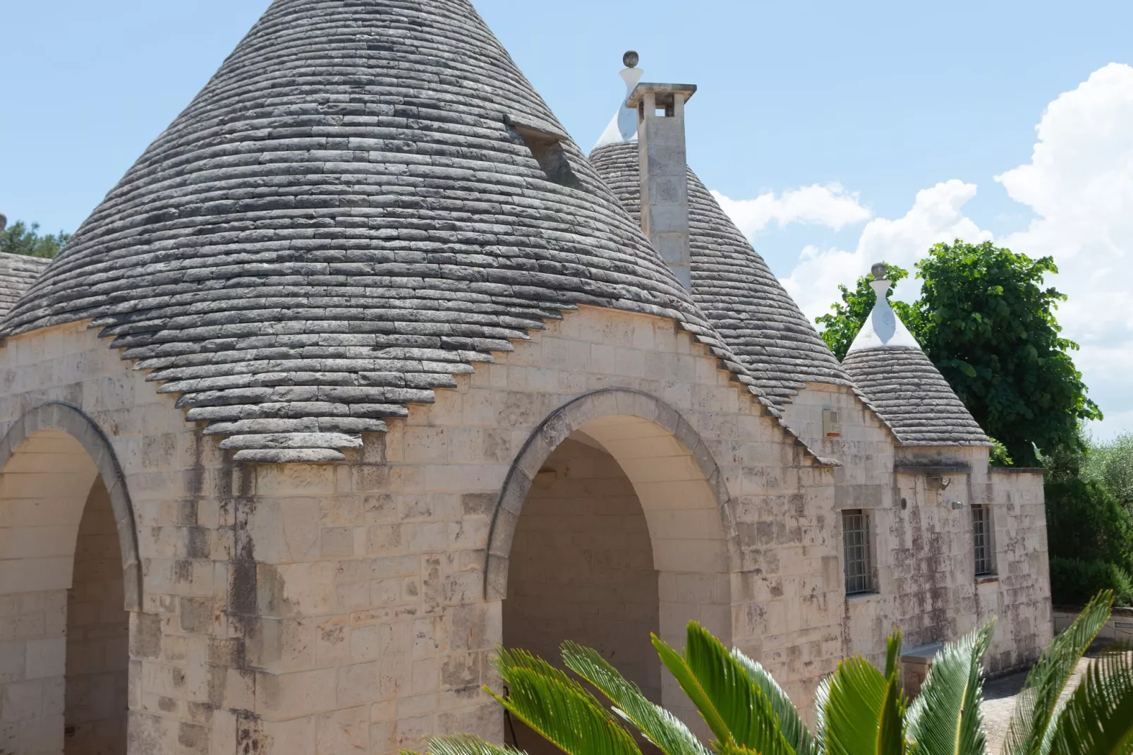 Trulli Tre Corbezzoli - Ostuni-Buitenkant zomer