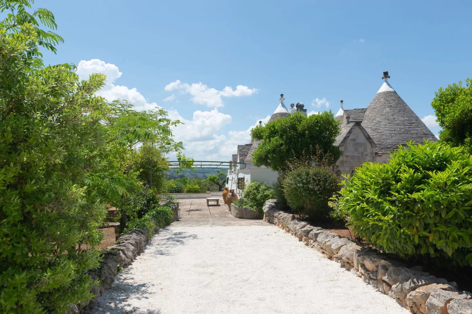 Trulli Tre Corbezzoli - Ostuni-Tuinen zomer