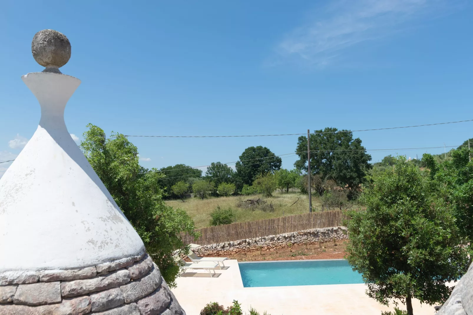 Trulli tre corbezzoli - Ostuni-Uitzicht zomer