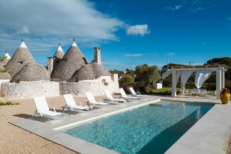 Trulli Petralux in Valle d'Itria