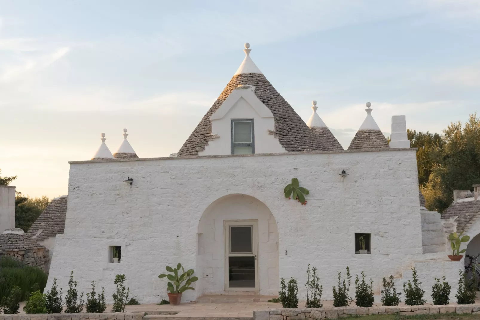 Trulli Fantese 4 Ostuni-Buitenkant zomer