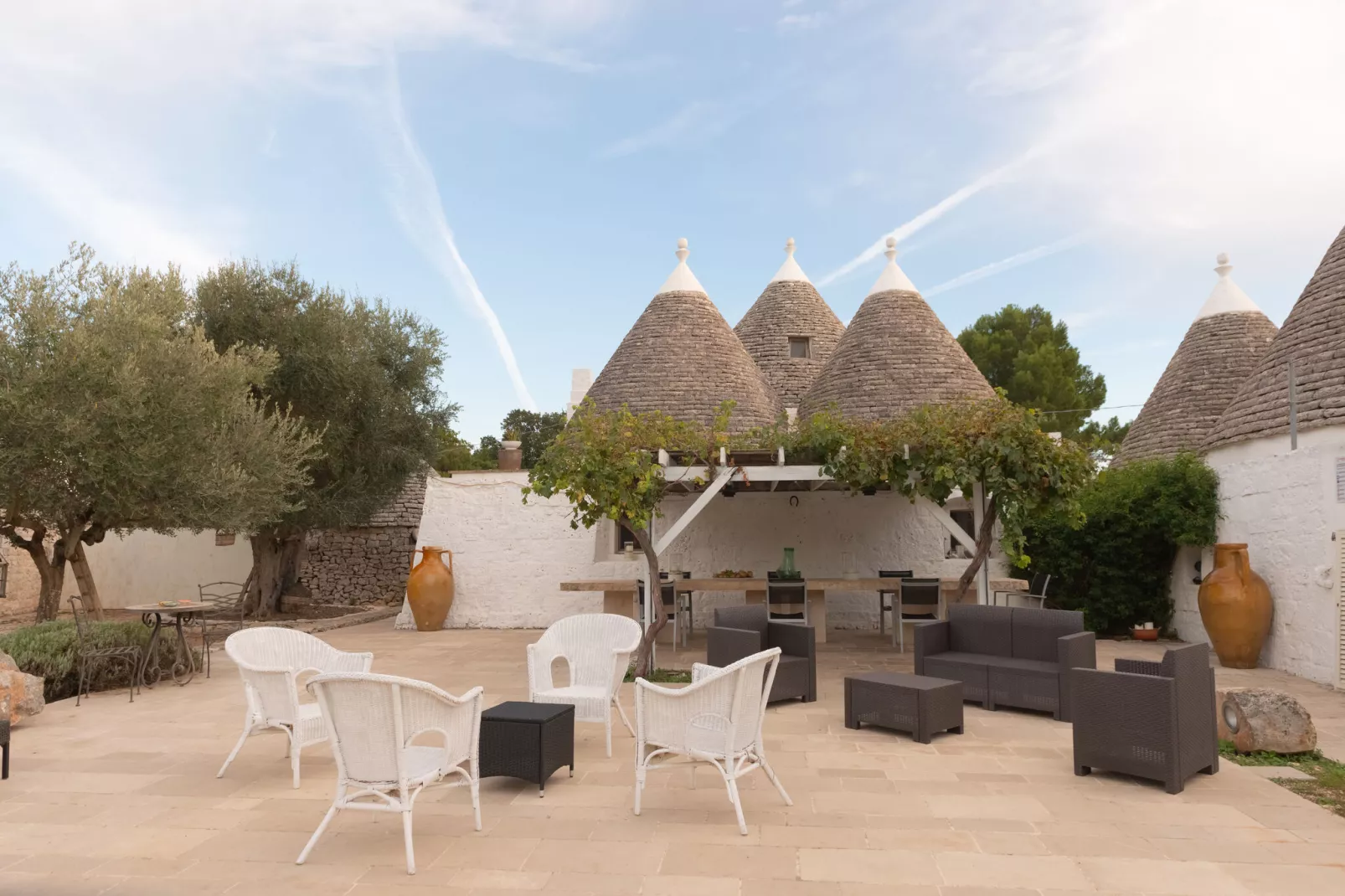 Trulli Fantese 4 Ostuni-Buitenkant zomer