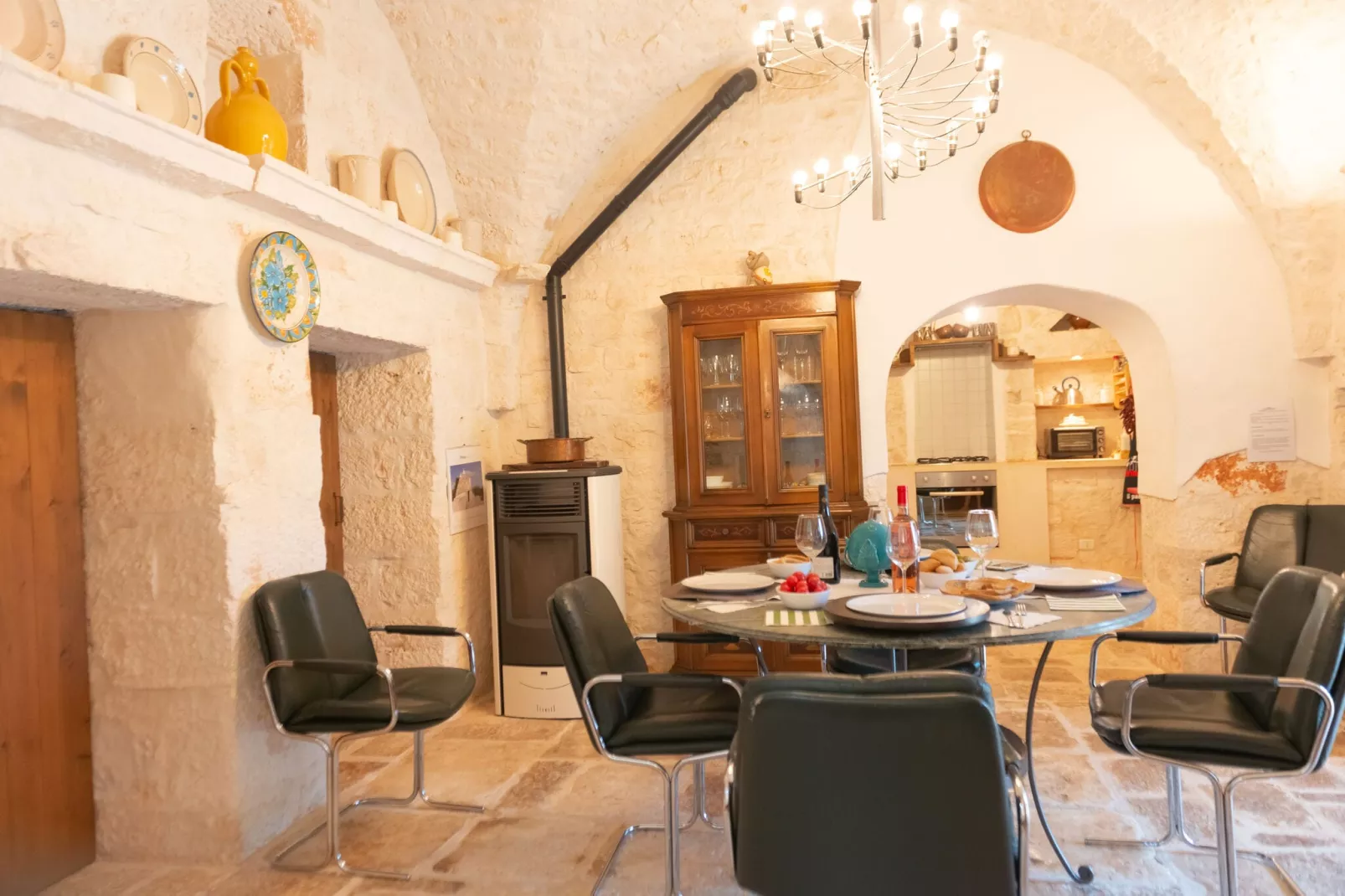 Trulli Fantese 4 Ostuni-Eetkamer