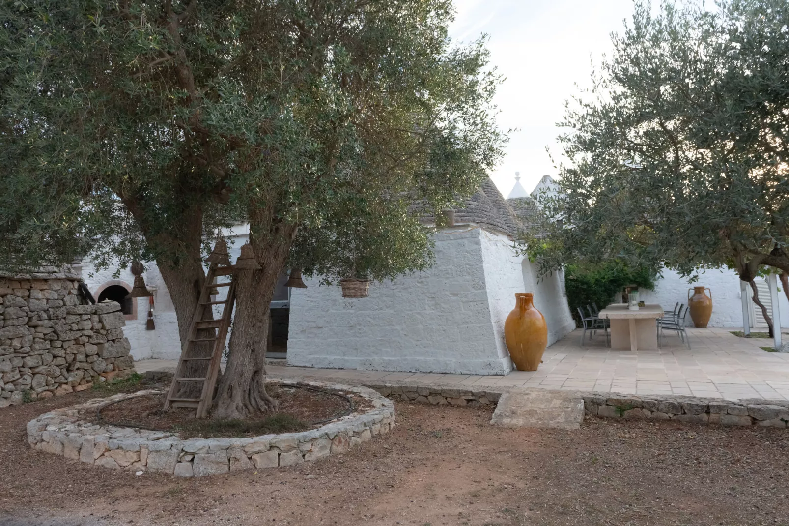 Trulli Fantese 4 Ostuni-Tuinen zomer