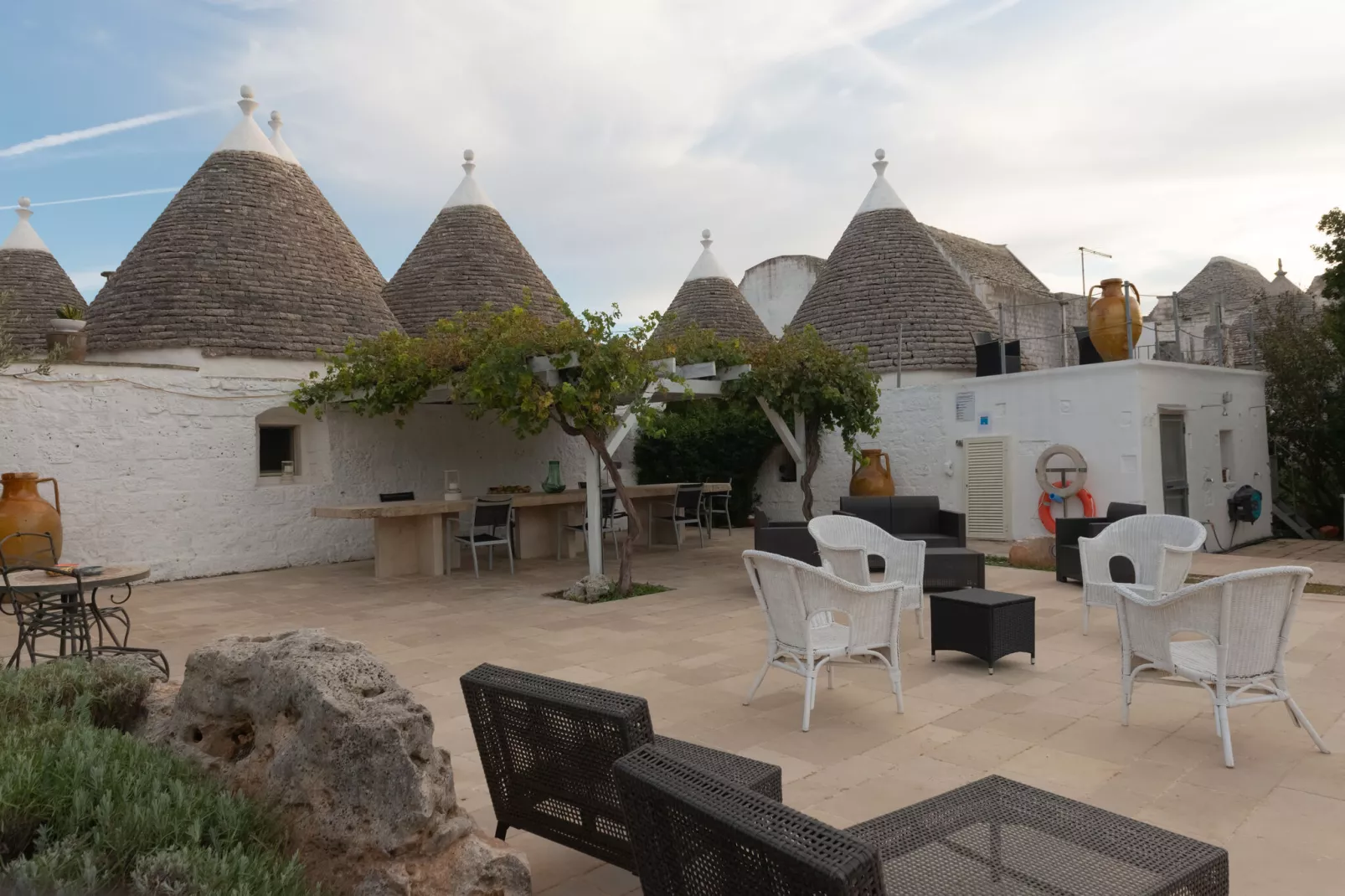 Trulli Fantese 4 Ostuni-Tuinen zomer