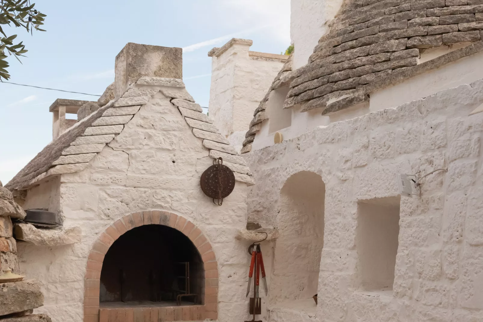 Trulli Fantese 4 Ostuni-Buitenkant zomer