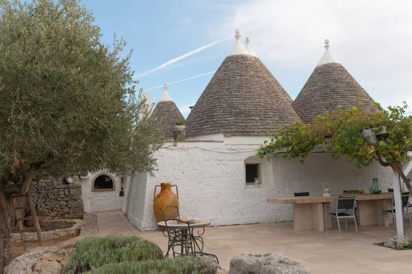 Trulli Fantese 4 Ostuni-Buitenkant zomer