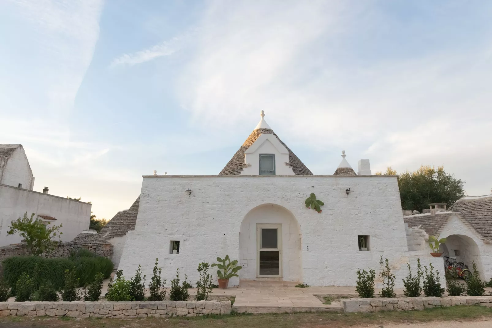 Trulli Fantese 4 Ostuni-Buitenkant zomer