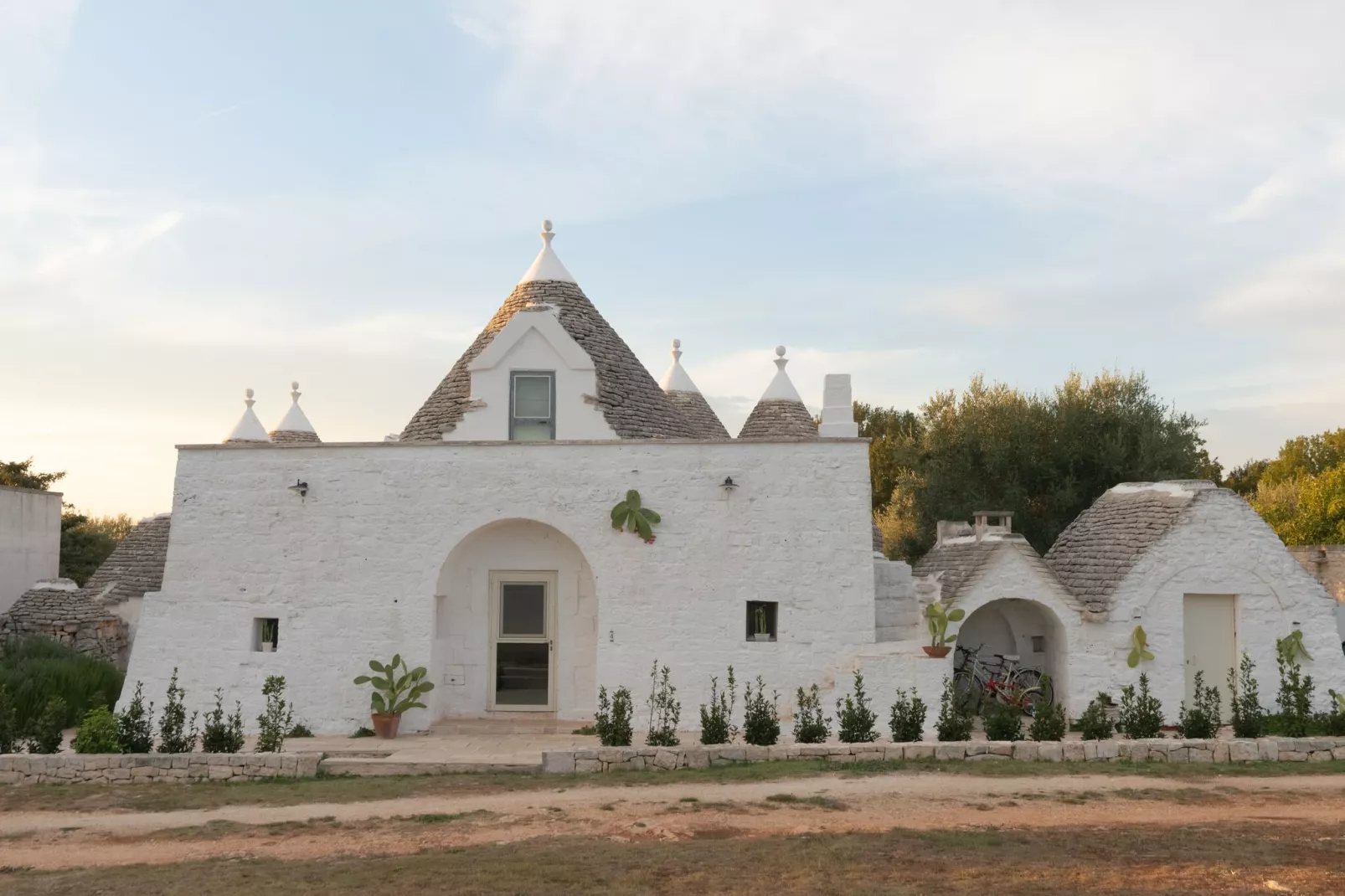 Trulli Fantese 4 Ostuni-Buitenkant zomer