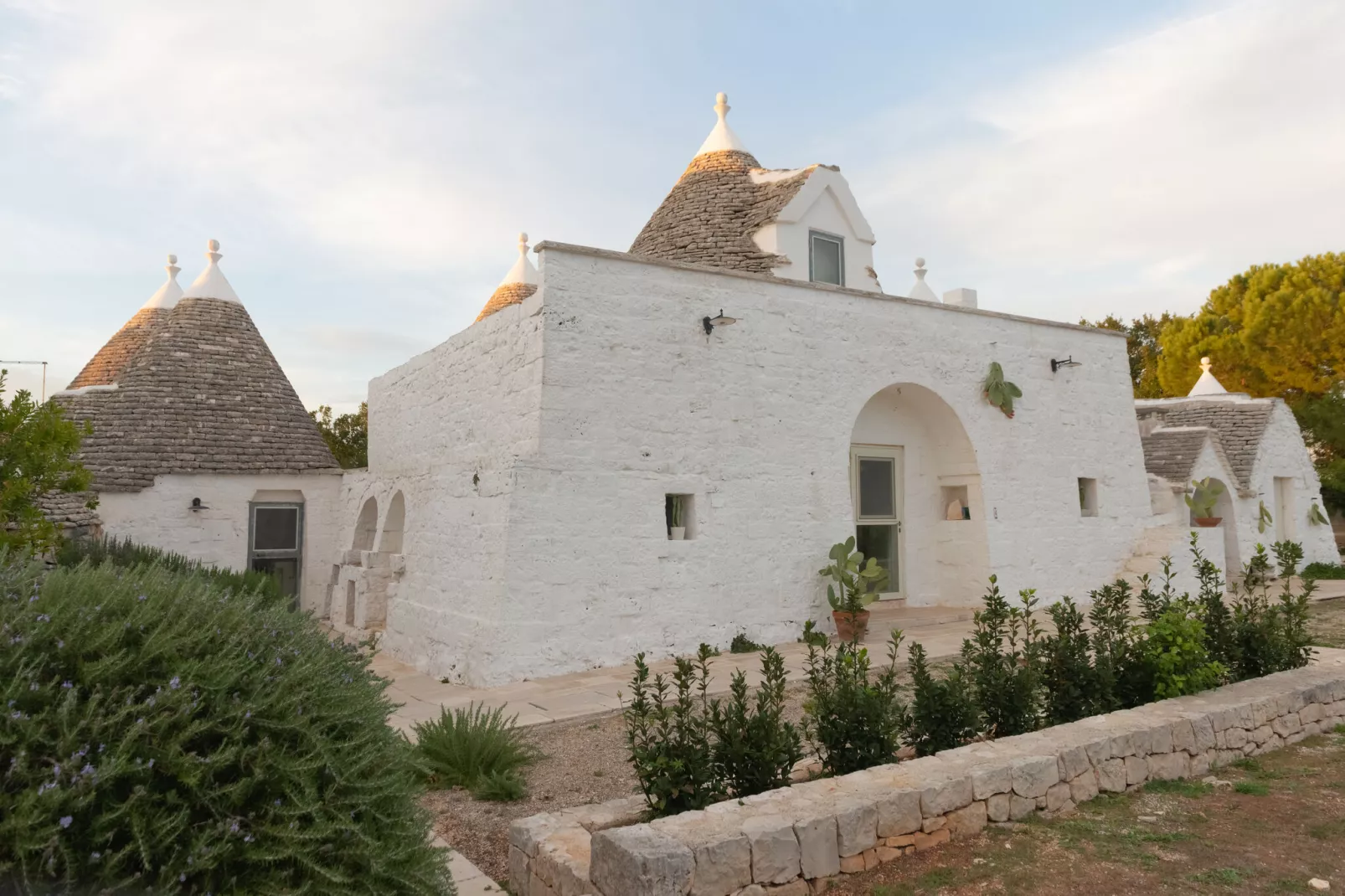 Trulli Fantese 4 Ostuni-Buitenkant zomer