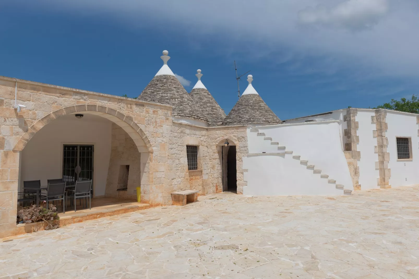 Trullo Terra di mezzo in Martina Franca-Buitenkant zomer