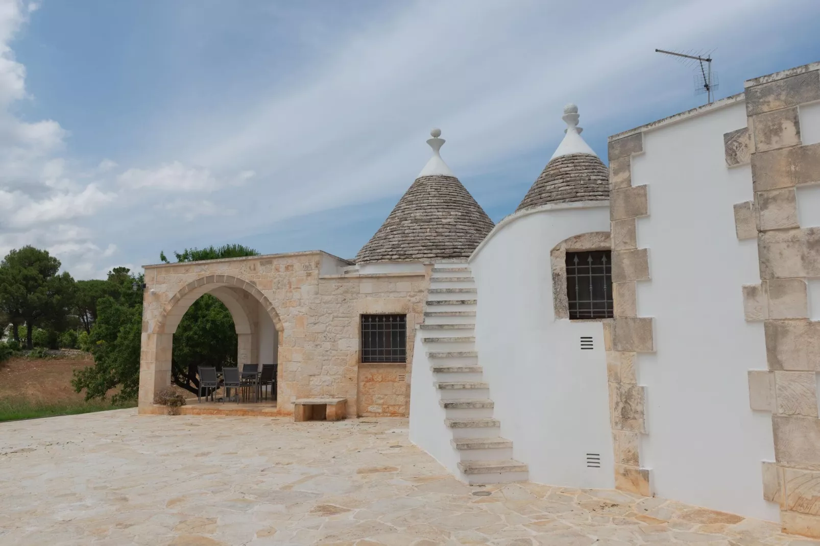 Trullo Terra di mezzo in Martina Franca-Buitenkant zomer