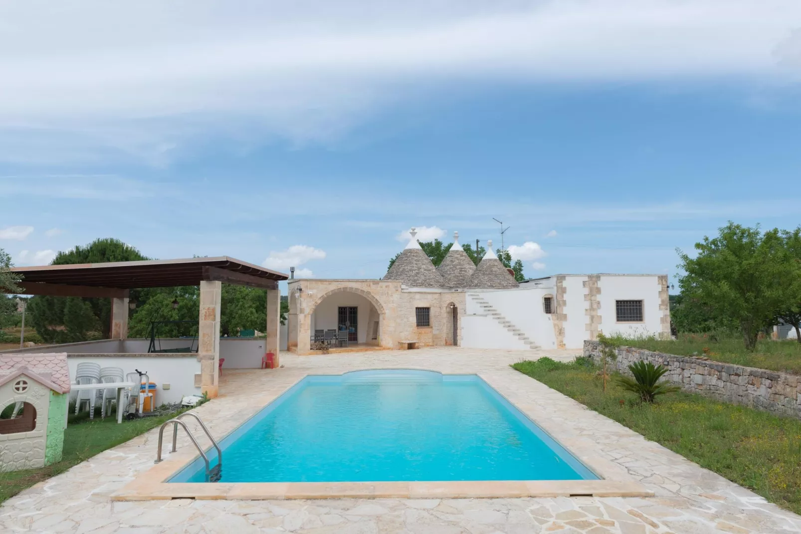 Trullo Terra di mezzo in Martina Franca-Buitenkant zomer