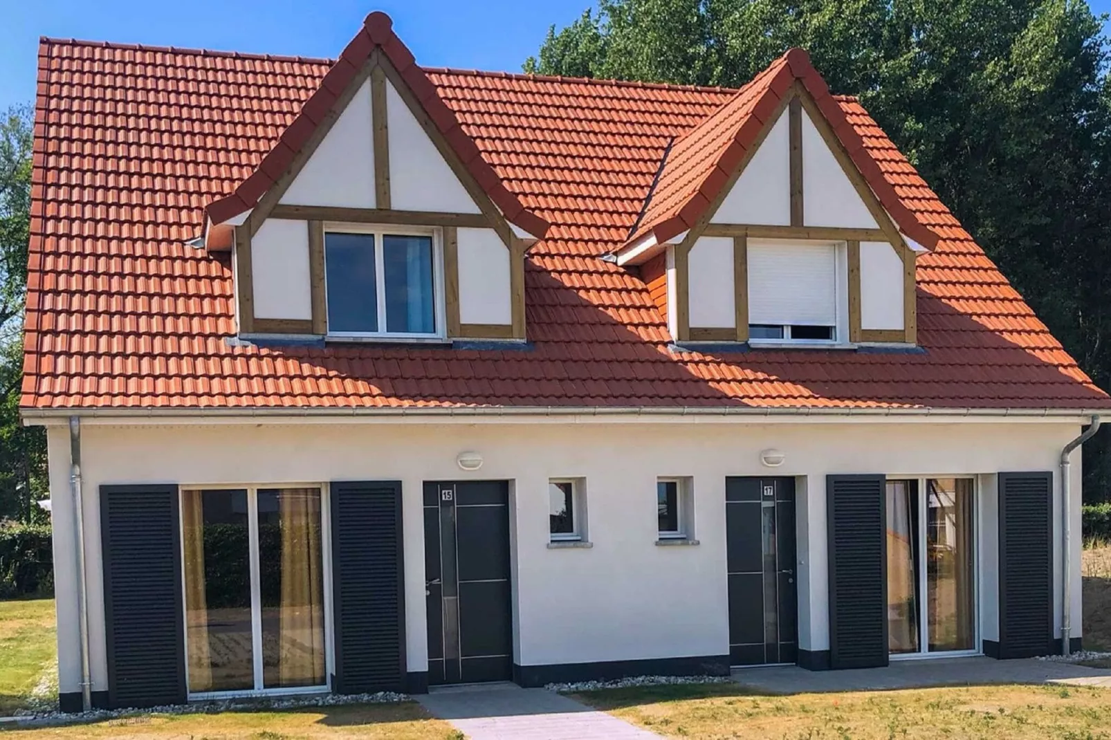 Prachtig vrijstaand vakantiehuis op slechts 800 m. van zee-Buitenkant zomer