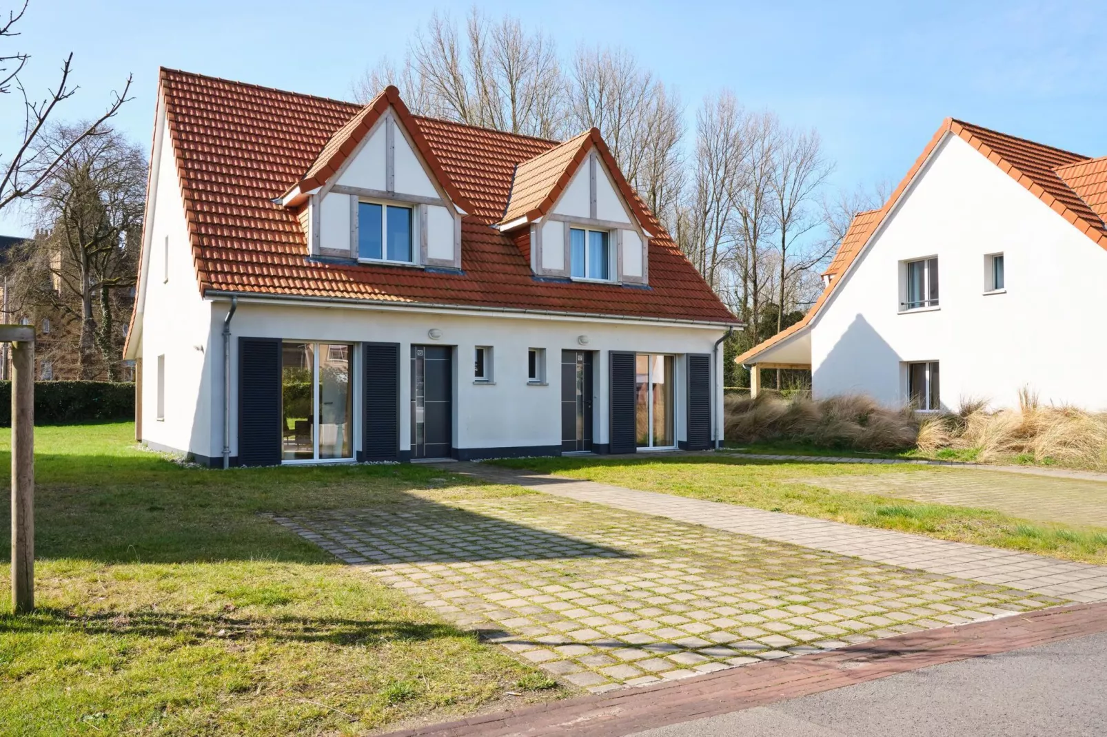 Prachtig vrijstaand vakantiehuis op slechts 800 m. van zee-Buitenkant zomer