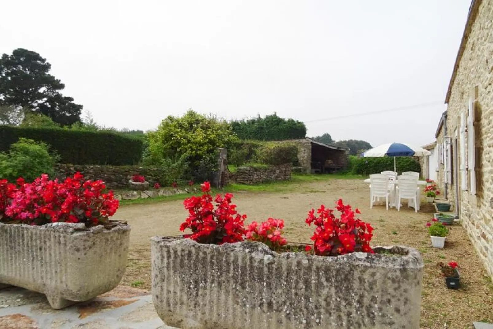 Natursteinhaus Douarnenez-Tuinen zomer