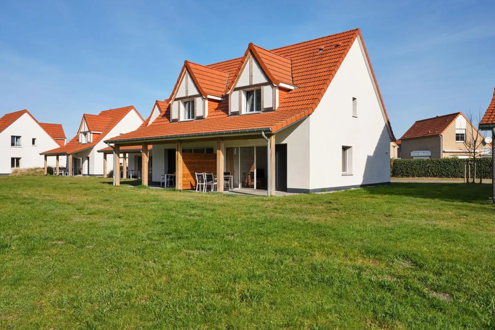 Prachtig vrijstaand vakantiehuis op slechts 800 m. van zee-Buitenkant zomer