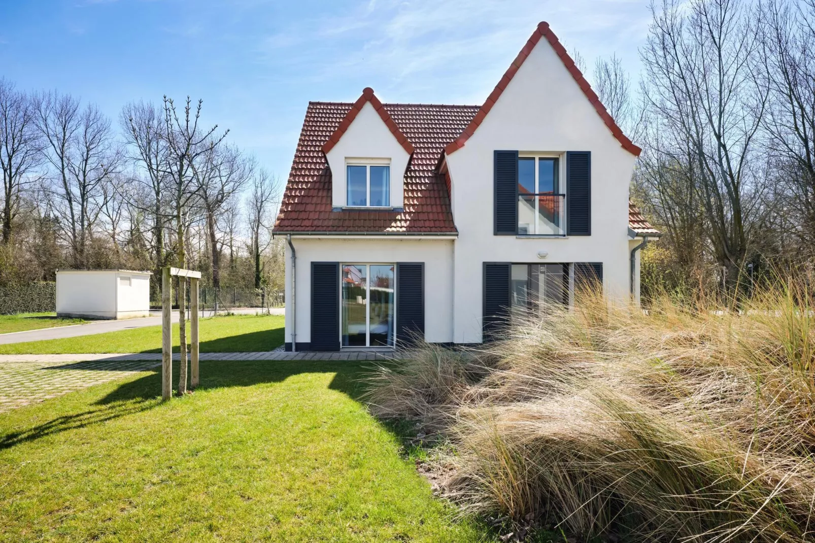 Prachtig vrijstaand vakantiehuis op slechts 800 m. van zee-Buitenkant zomer