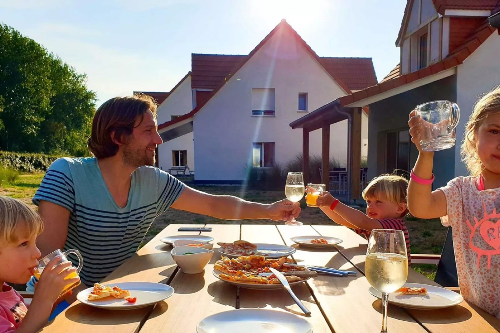 Prachtig vrijstaand vakantiehuis op slechts 800 m. van zee-Terrasbalkon