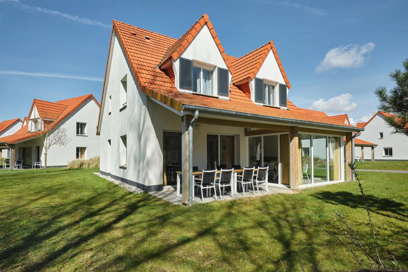 Prachtig vrijstaand vakantiehuis op slechts 800 m. van zee-Tuinen zomer