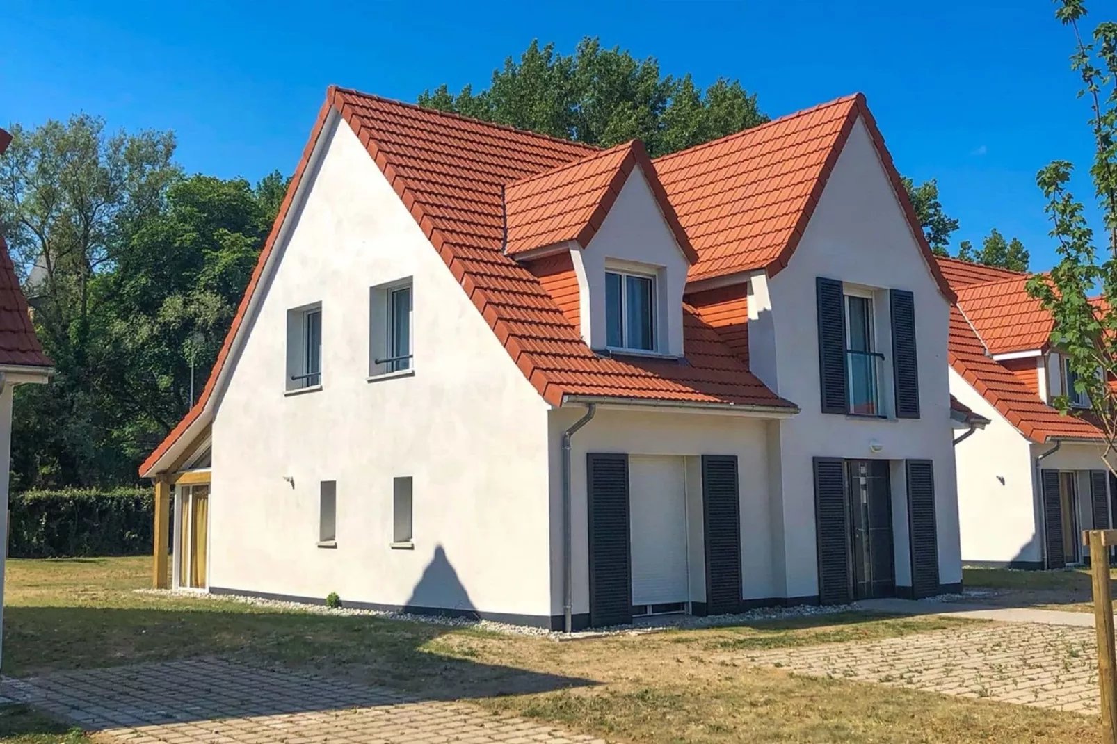 Prachtig vrijstaand vakantiehuis op slechts 800 m. van zee-Buitenkant zomer