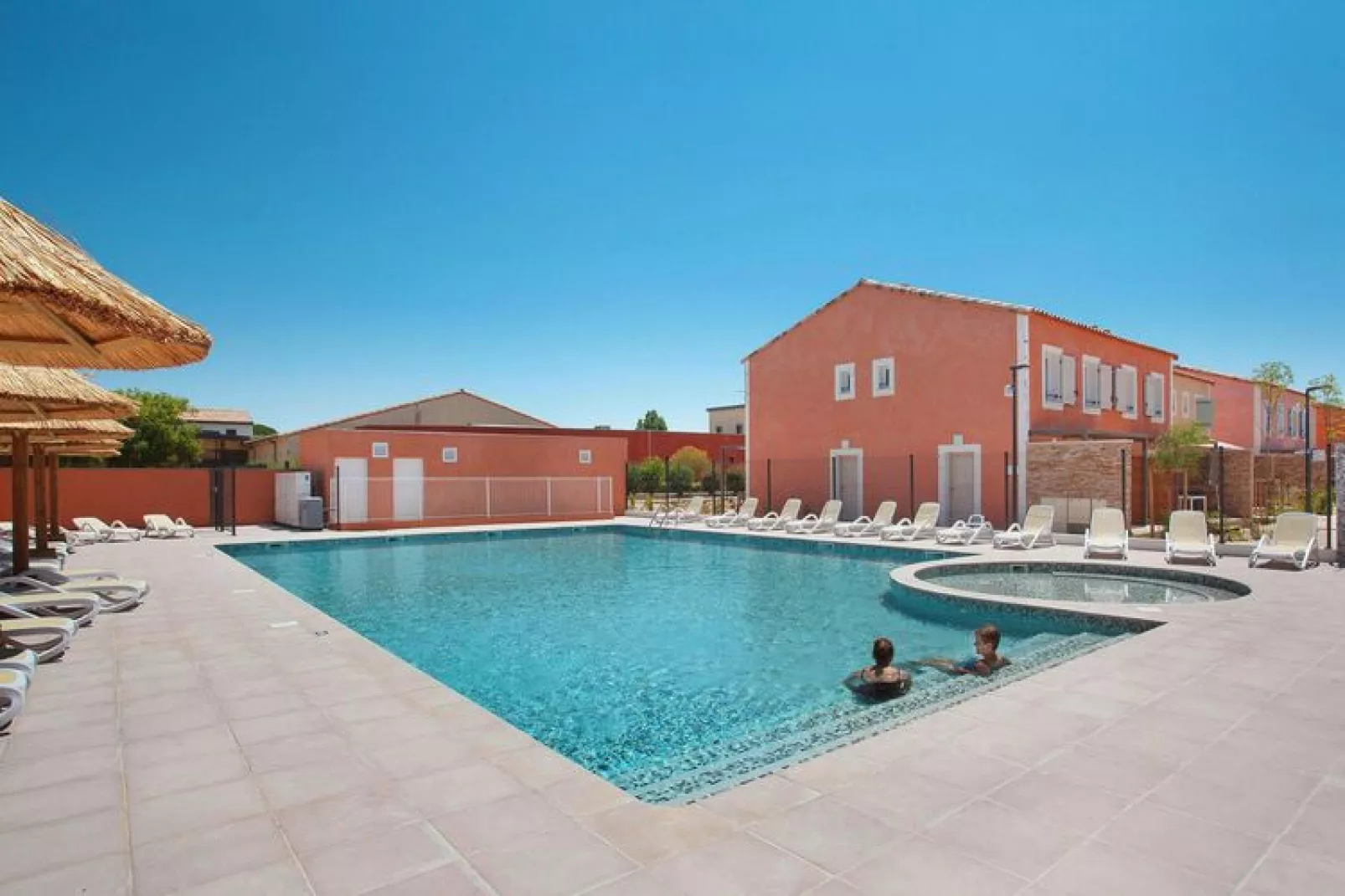 Vakantiehuis in Aigues-Mortes met een gedeeld zwembad-Zwembad