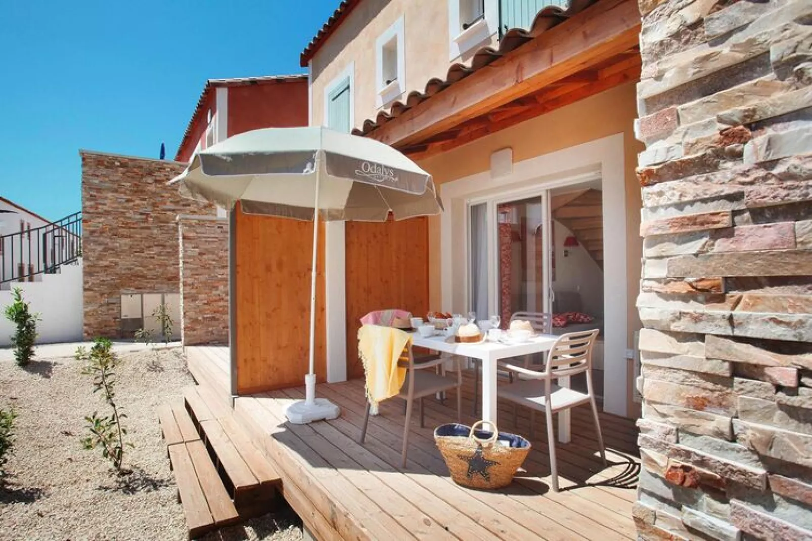 Vakantiehuis in Aigues-Mortes met een gedeeld zwembad-Terras