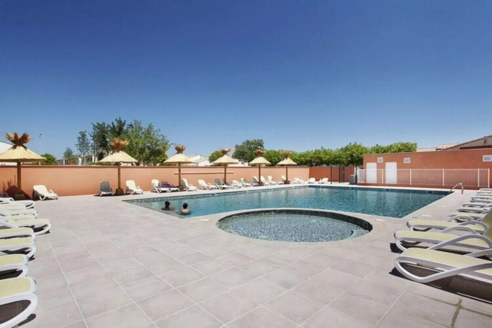 Appartement in Aigues-Mortes met een terras-Zwembad