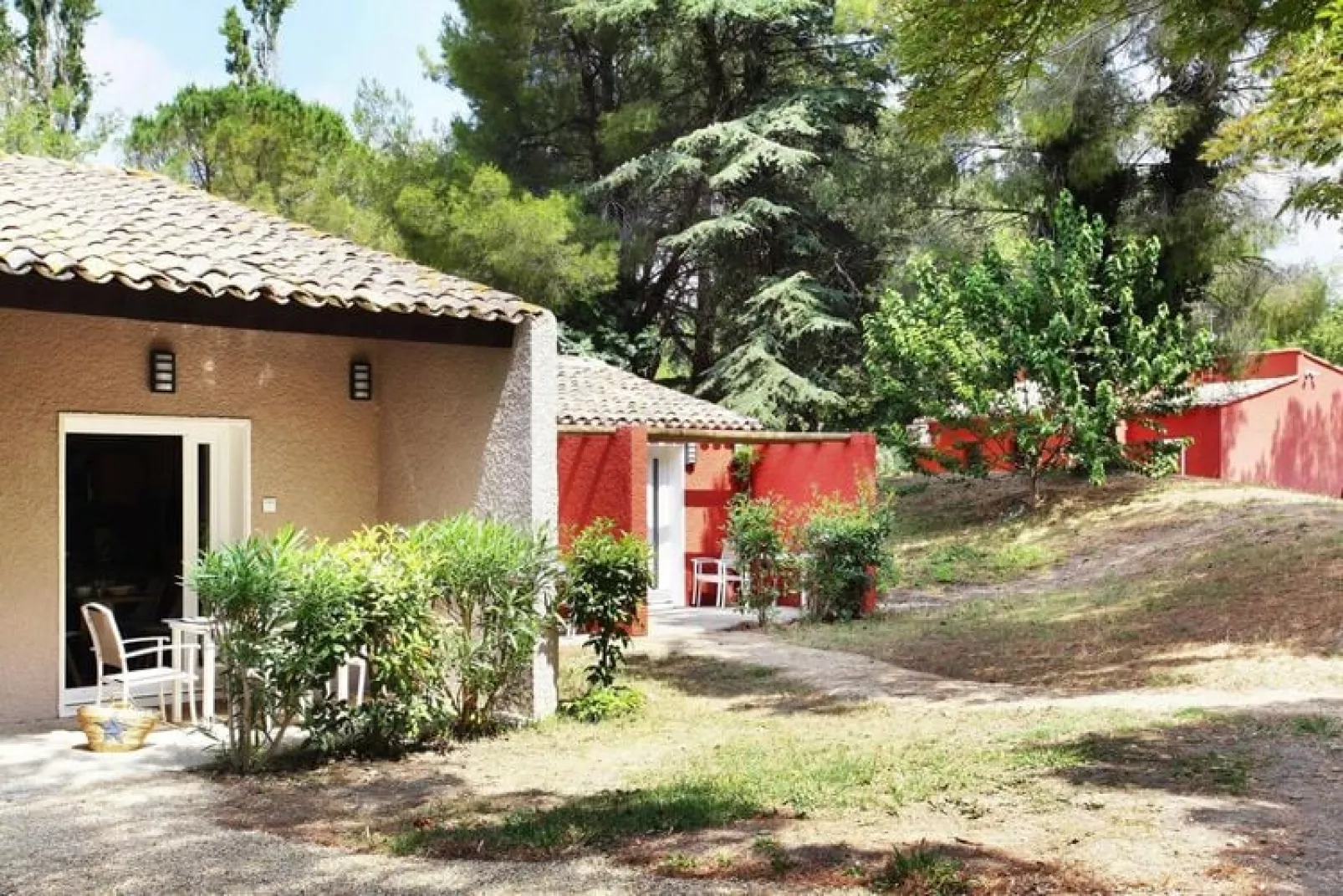 Vakantiehuis in Arles met een gedeeld zwembad-Buitenkant zomer