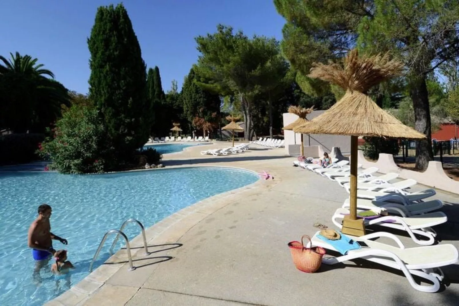 Vakantiehuis in Arles met een gedeeld zwembad-Zwembad