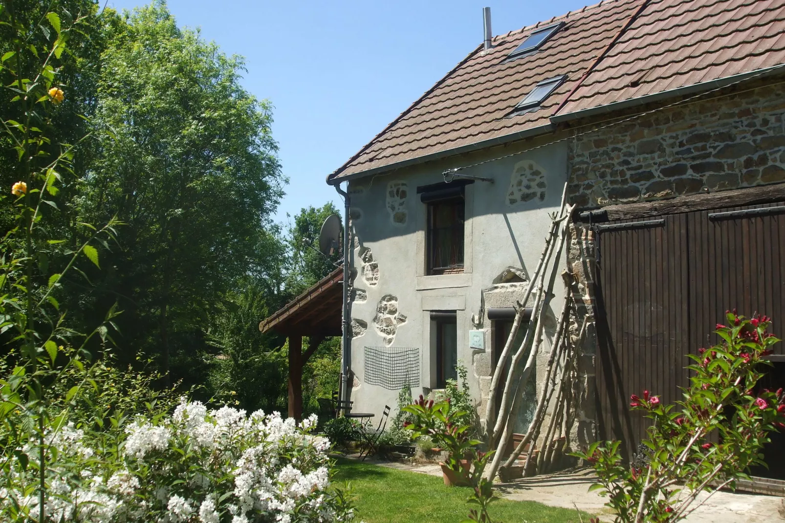 Gîte d'Artisan-Buitenkant zomer