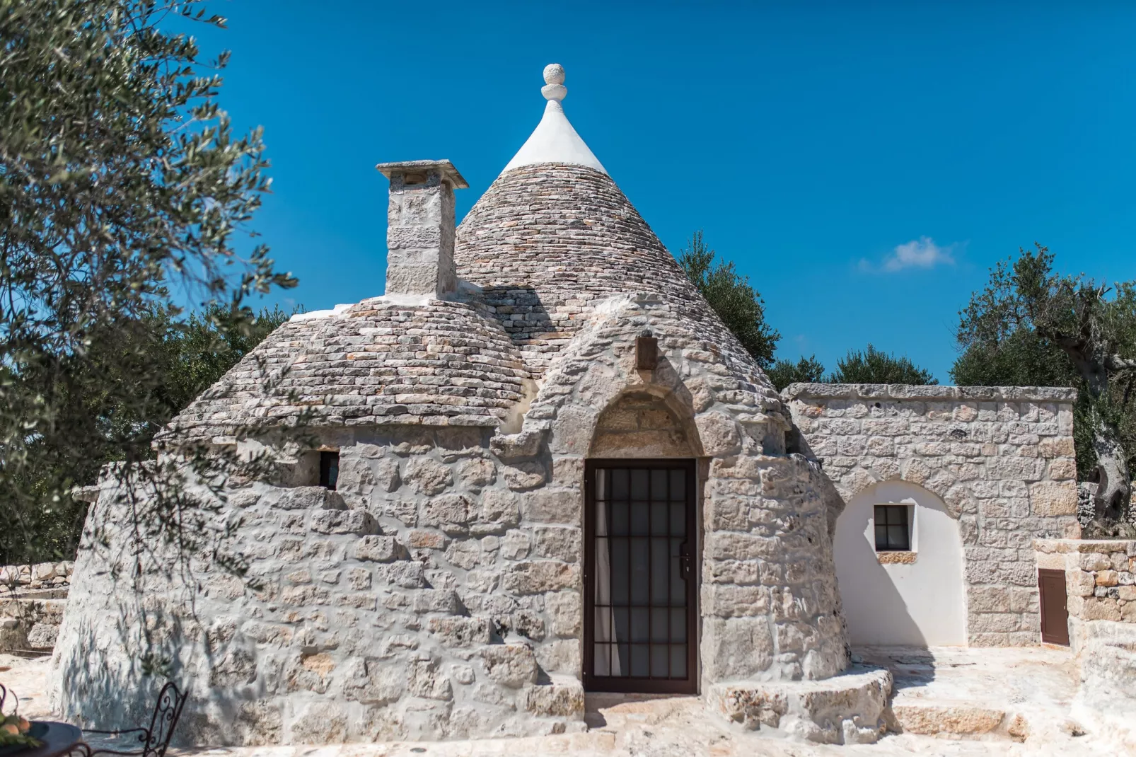 Luxury Trullo Termetrio in Cisternino-Buitenkant zomer