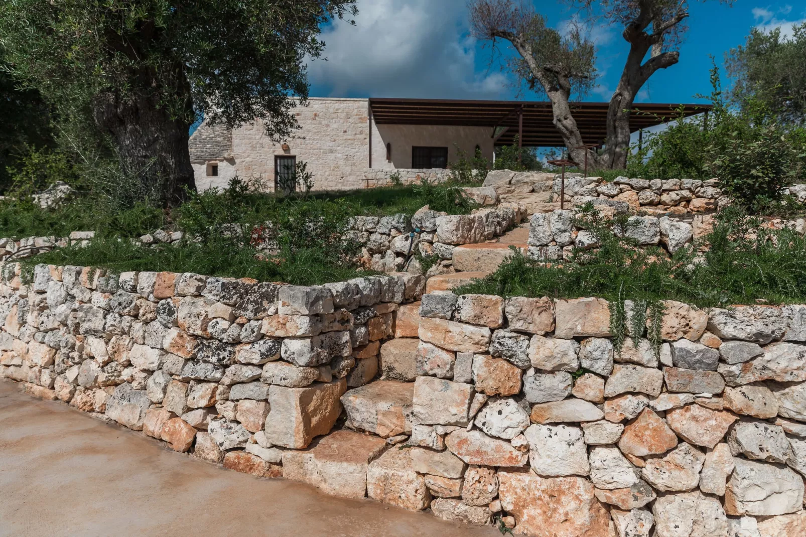 Luxury Trullo Termetrio in Cisternino-Tuinen zomer