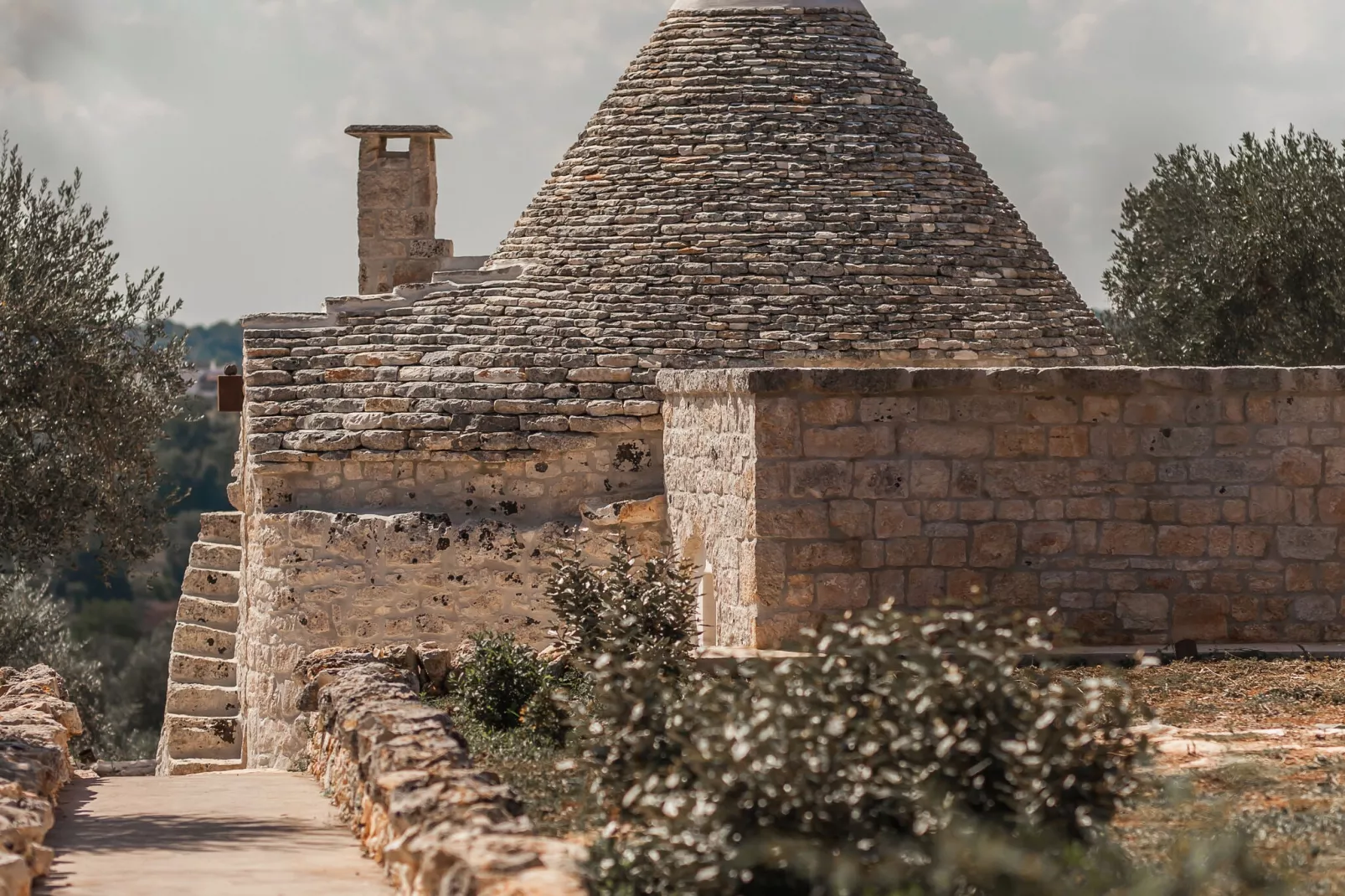 Luxury Trullo Termetrio in Cisternino-Buitenkant zomer