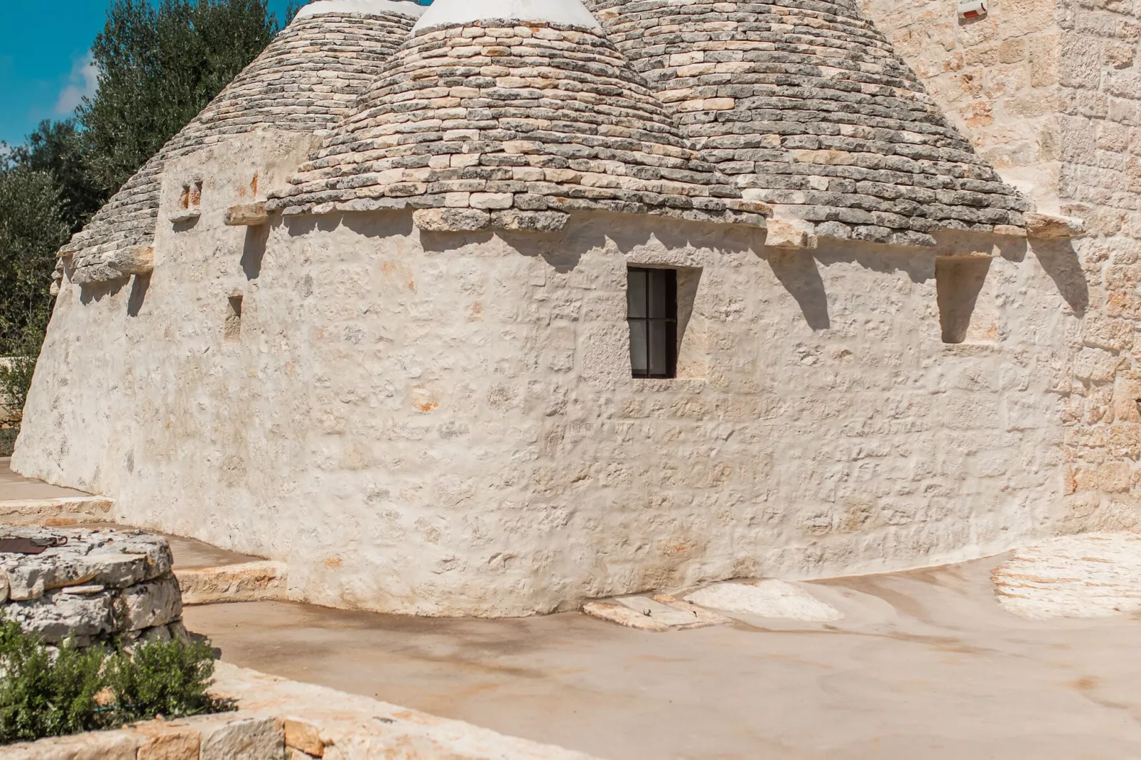 Luxury Trullo Termetrio in Cisternino-Buitenkant zomer