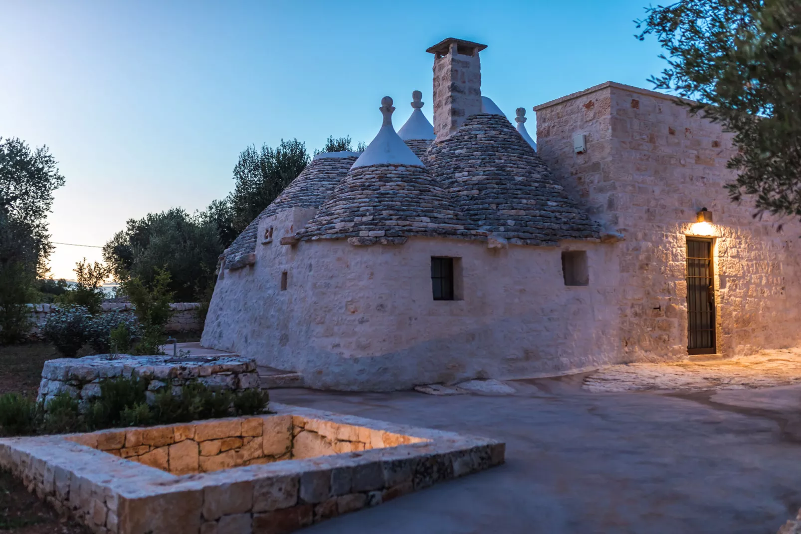 Luxury Trullo Termetrio in Cisternino-Buitenkant zomer