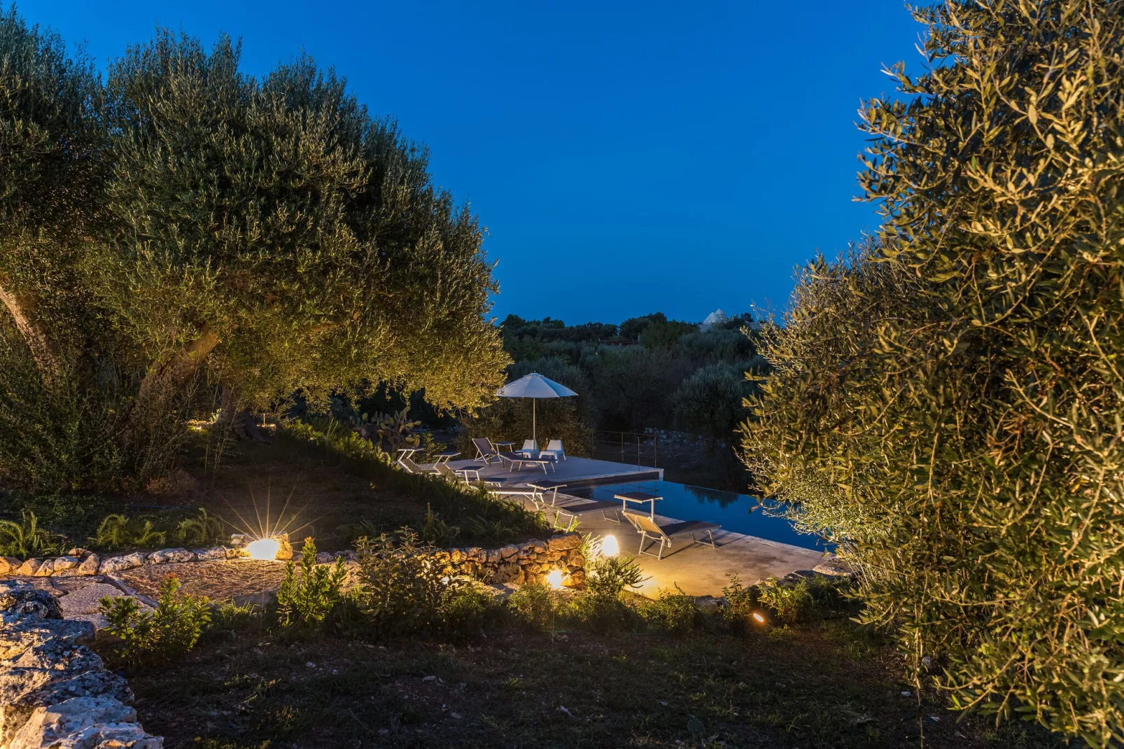 Luxury Trullo Termetrio in Cisternino-Buitenkant zomer