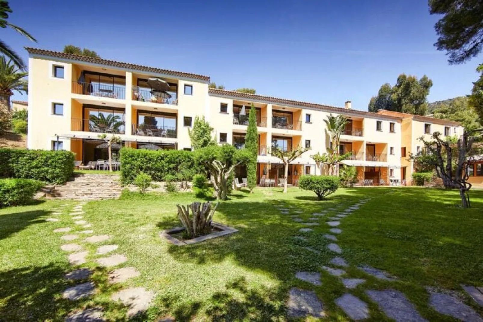 Residence du Bailli Rayol-Canadel-sur-Mer-Apt 2/4 pers en étage vue mer-Buitenkant zomer