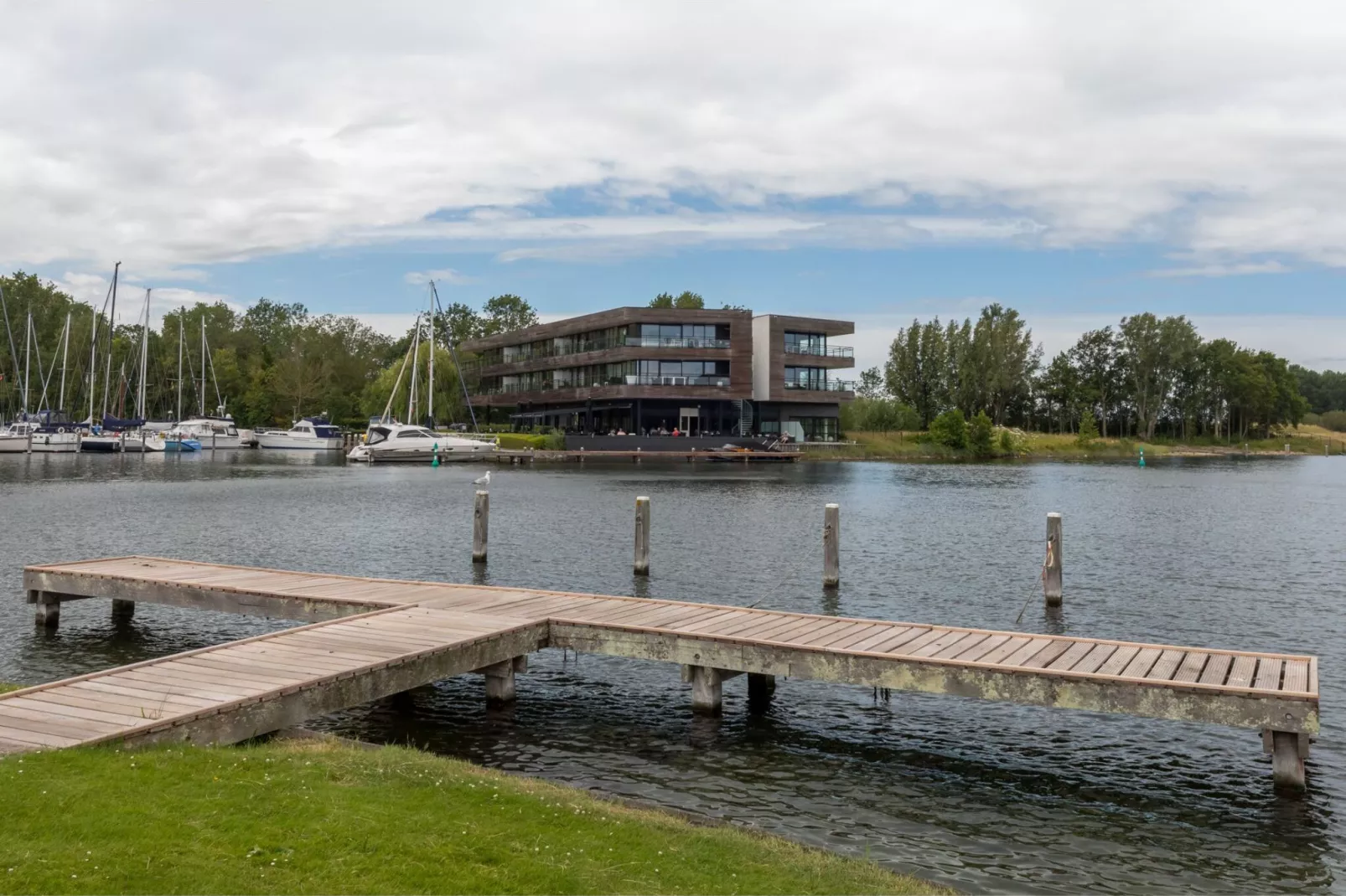 Vakantieappartement - Muidenweg 1P-Buitenkant zomer