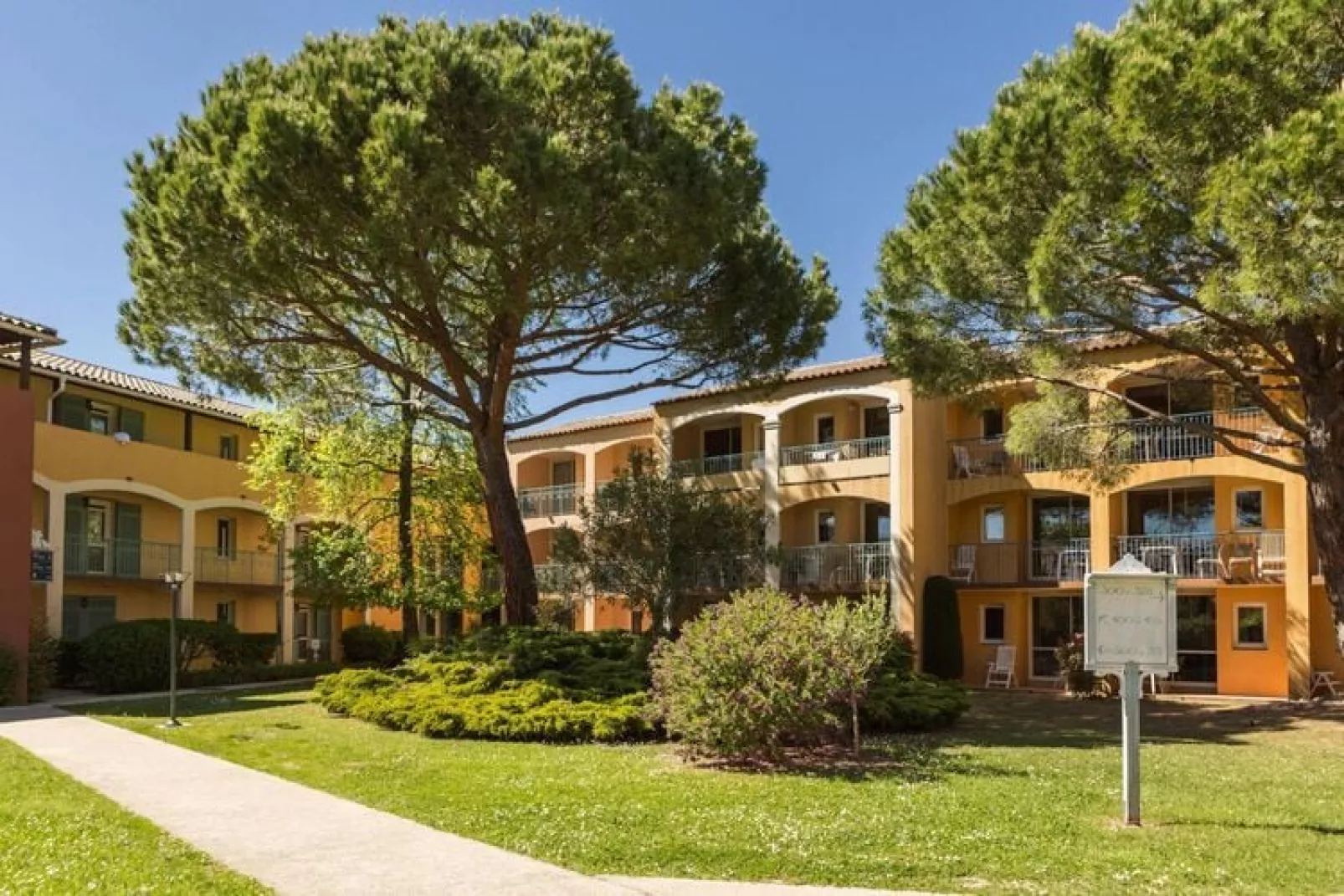 Residence Les Rives de Cannes Mandelieu Mandelieu-la-Napoule - 25 Standard - Apt 5 p - 1 bedroom-Buitenkant zomer