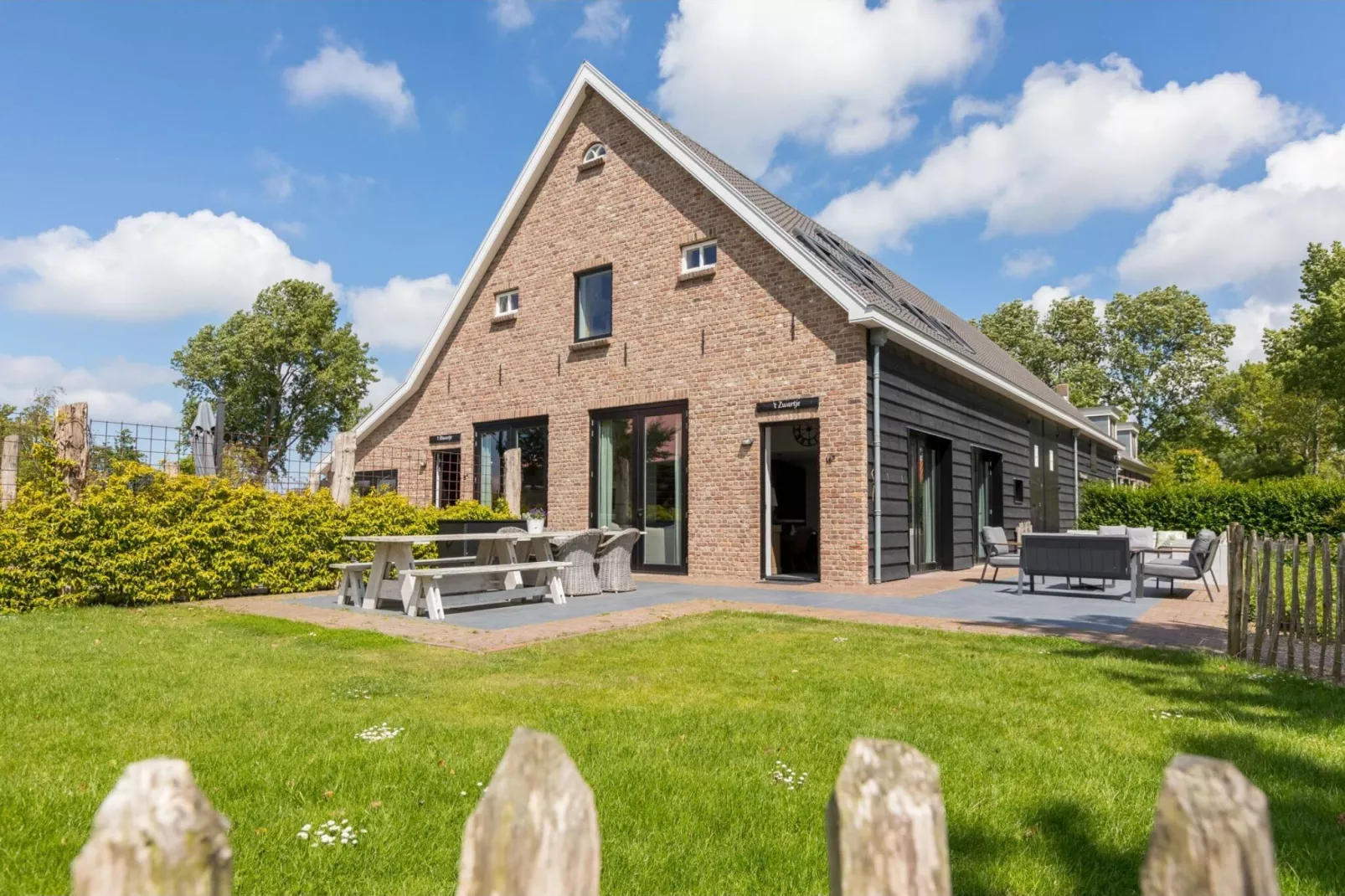 Lepelstraat 18B  Vrouwenpolder "'t Zwartje"-Buitenkant zomer