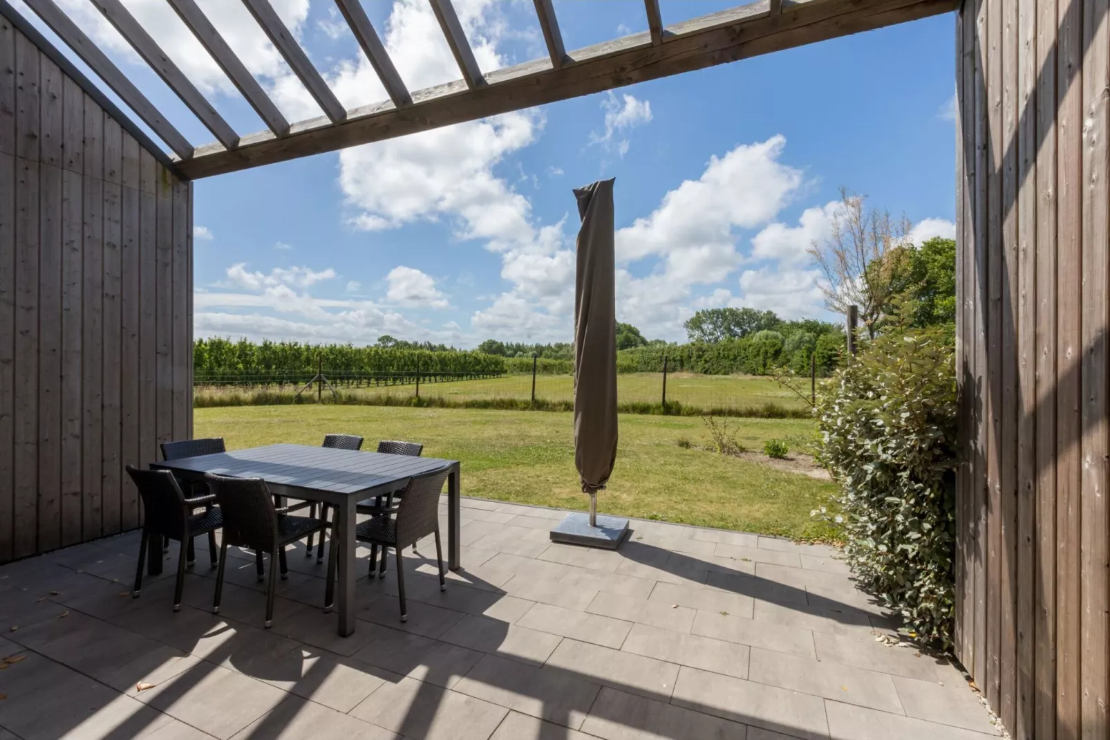 Vroondijk 2- duinappel en zonnebes-Terrasbalkon